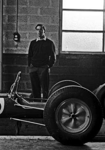 Dans le garage pendant les essais  à Spa : Jim devant le châssis nouvelle  Lotus 25 sans le moteur V8 Climax